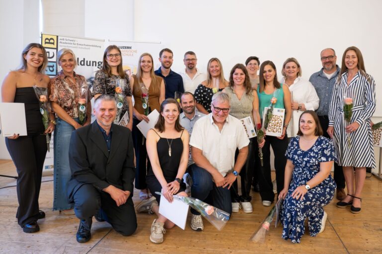 57 Fachleute in Berufs- und Erwachsenenbildung feiern ihren Abschluss